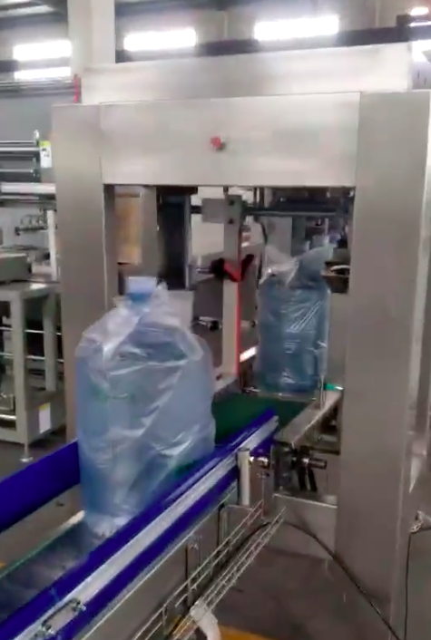 水桶自动套袋机-全自动套袋机维修-全自动大桶水套袋包膜机